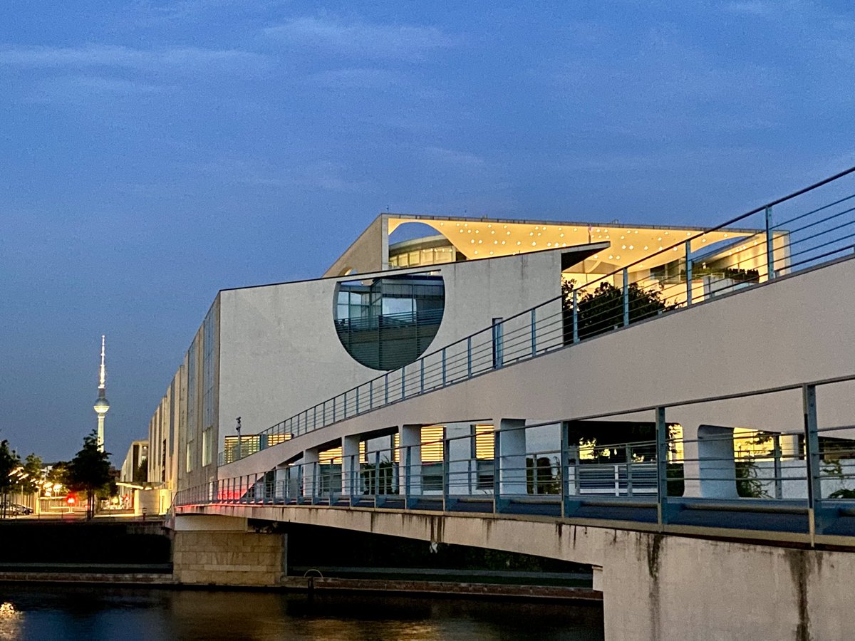Gestern ließ unser Team – Präsidium und Geschäftsstelle – einen erfolgreichen Tag in Berlin ausklingen: Im Biergarten des Zollpackhofs, gleich gegenüber des Kanzleramts. #Teambuilding #Inkasso #Verband #FairAntwortung #Branchenverband  #Zusammen