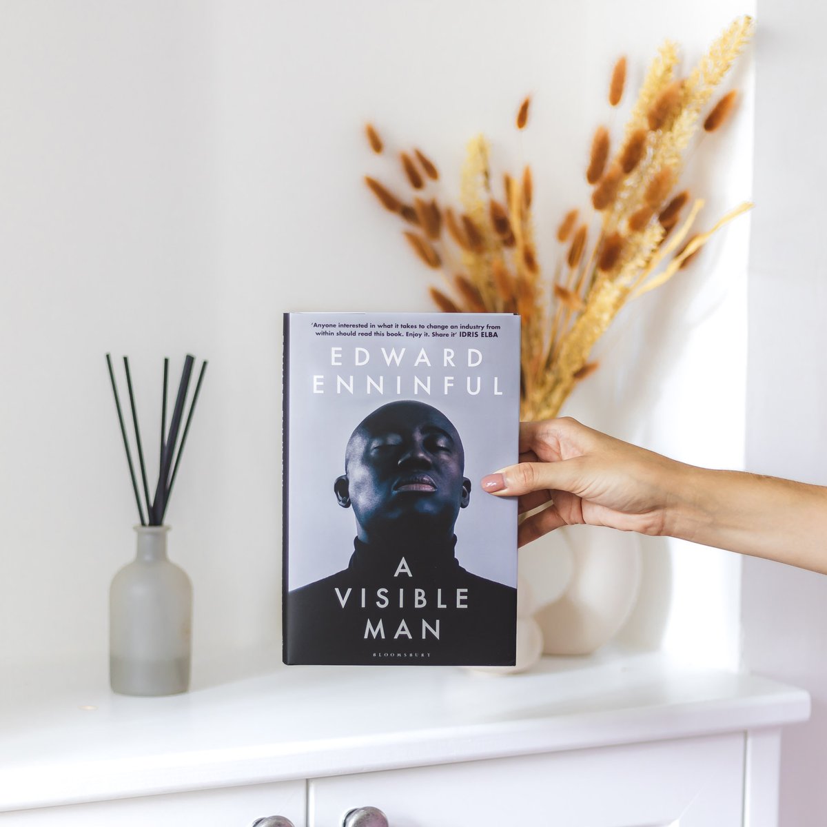 BloomsburyBooks's tweet photo. Happy publication day to @Edward_Enninful's brilliant A Visible Man!
'Inspiring and fascinating' Bernardine Evaristo
'Inspirational . . . and it's not just for people in fashion' Claudia Winkleman
'Courageously truthful' Salman Rushdie
#VisibleMan https://t.co/IhK0KOV5BV https://t.co/mzbrmdfstK