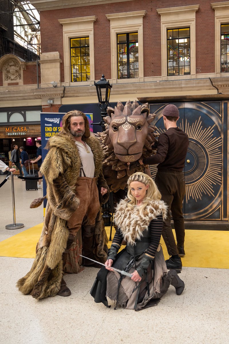 A Lion, a Witch and even a Wardrobe! Spotted at London Victoria. 

You can step through the Wardrobe at London Bridge until tomorrow then we move to Charing Cross until 9 September! #ForNarnia 

<a href="/networkrail/">Network Rail</a> #networkrailnarnia 
📸: Sam Lane Photography
