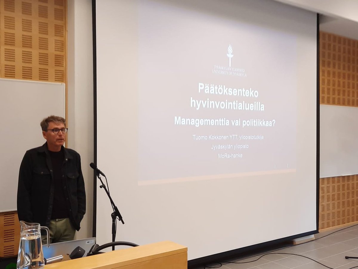 Politiikka on päätöksentekoa yhteisistä asioista! Hyvinvointialueet laajentavat #sosiaalityö'n rakennetta. #Monitoimijaisuus, #yhteiskehittäminen ja #kuuleminen vahvistuvat, toteaa <a href="/JyuYfi/">JYUyfi</a> yliopistotutkija @tuomo_kokkonen Sosiaalihuollon kehittämisohjelman kick-offissa. #hyvaks