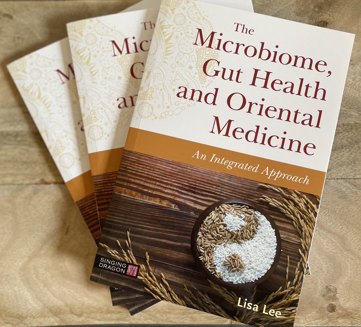 lisaleeacu's tweet photo. Read your way to #health #wellbeing this #readabookday by learning how to use #microbiome science &amp; #OrientalMedicine principles for a balanced approach to everyday  #nutrition better #sleep improved mood &amp; more! Available from all major book retailers &amp; ⁦@Singing_Dragon_⁩ https://t.co/56PSlD4Own