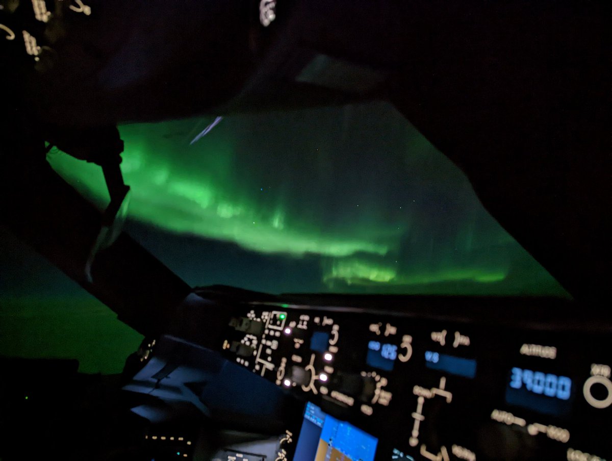 CliffordAgius's tweet photo. Well that's Seattle sadly done for a few years but what a flight home amazing views on the climb out (I could live in Seattle 😍) , a Blood Moonrise and fantastic Aurora Borealis light display... Going to miss those when on shorthaul. #BestOfficeWindowInTheWorld #WePilots https://t.co/wPXpb6usEa