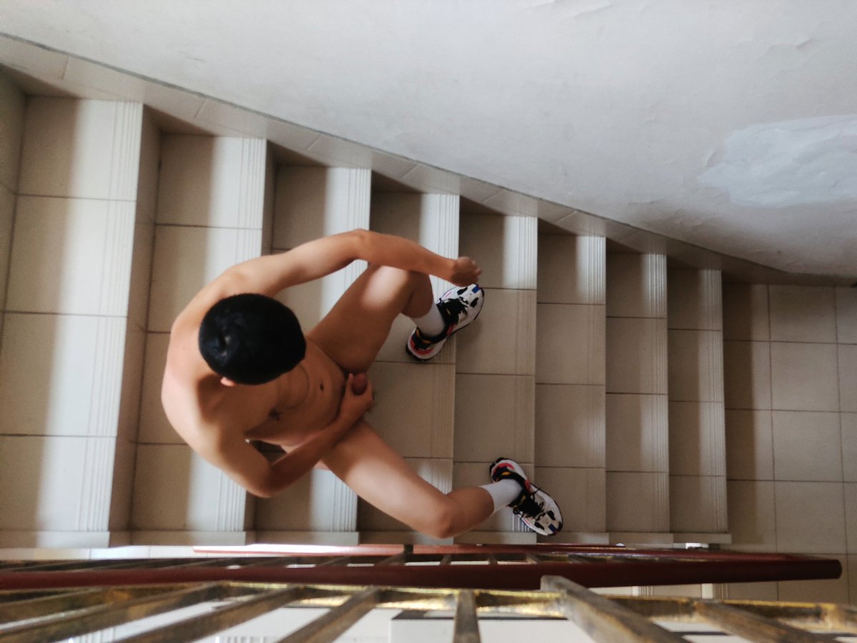 空无一人的楼道里惊现裸体变态 #暴露 #野裸 #天体