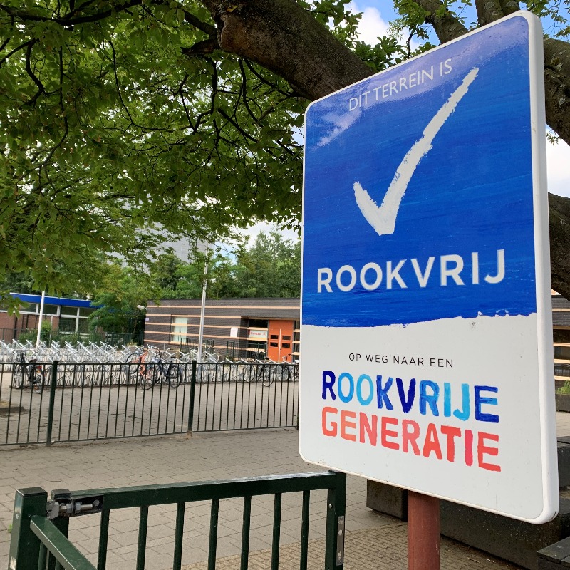 rookvrijegen's tweet photo. Alle scholen zijn inmiddels weer begonnen! Gelukkig zijn alle schoolpleinen rookvrij! 

Zie je toch iemand roken op het terrein? Bekijk dan onze tips en tricks over hoe je iemand het beste kunt aanspreken: 

#Rookvrij #Rookvrijegeneratie #Wenermaaraan #Aanspreken