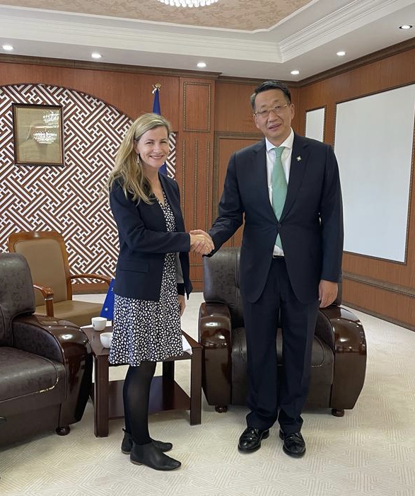 Халуун дотноор хүлээн авч уулзсан Боловсрол, шинжлэх ухааны сайд <a href="/enkhamgalanmp/">Л.Энх-Амгалан</a> -д баярлалаа. Боловсролын салбарт 🇦🇺-🇲🇳 хоорондын хамтын ажиллагааны талаар, тэр дундаа #AustraliaAwards, МСҮТ болон хоёр орны ИС-ууд хоорондын харилцаа холбоо болон <a href="/NewColomboPlan/">New Colombo Plan</a> тухай ярилцлаа.