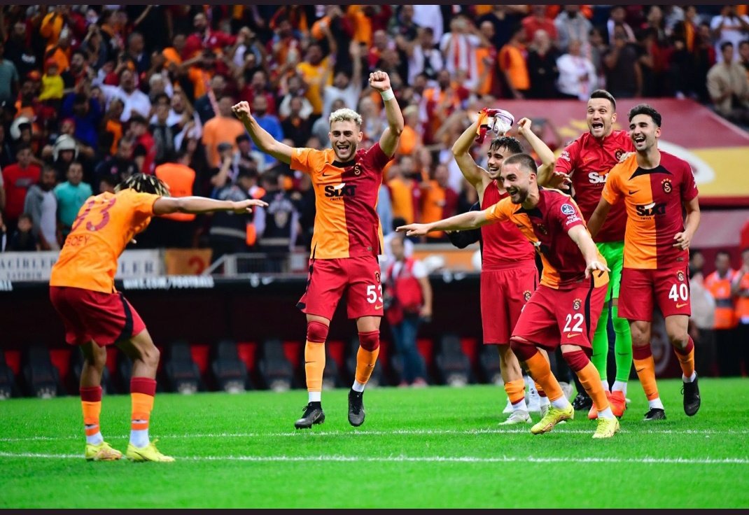 HTProductionss's tweet photo. Bizi kenetlediğiniz için teşekkür ederiz. Takımımızın bu kadar art niyetli maç yönetmenize rağmen hepinizi üst üste koyup maçı yenmesi onlarada öz güven olmuştur. Biz taraftar olarak yönetimin, oyuncuların hatta ve hatta top toplayıcının bile arkasında duracağız. 
#GalatasaraySK https://t.co/MKq4FyCn4C