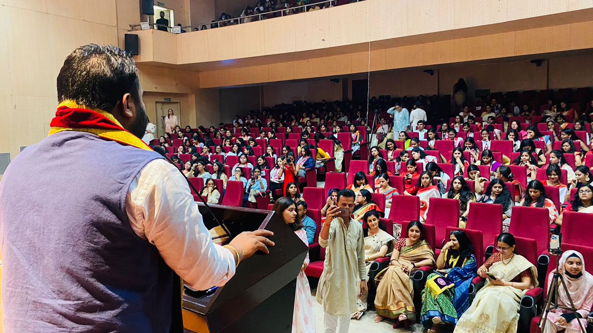 SrcaswD's tweet photo. "इस देश को एक सभ्य समाज की जरूरत है जिसकी जिम्मेदारी हम सभी की है।" - श्री कुलदीप कुमार
@KuldeepKumarAAP
#RajguruDayCelebration
#ConvocationSRCASW
@DrPayalmago
@Jasmine441
@sanjeev_aap
@RavinderDhingan
@FromBhaskar
@priyanka_dev24
@SrcaswD https://t.co/hwgYt5rwj2
