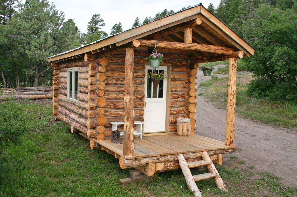 Log cabins 
أو الأكواخ، سهلة وسريعة في البناء و الإزالة، وغير مكلفة، والخشب عازل للحرارة.