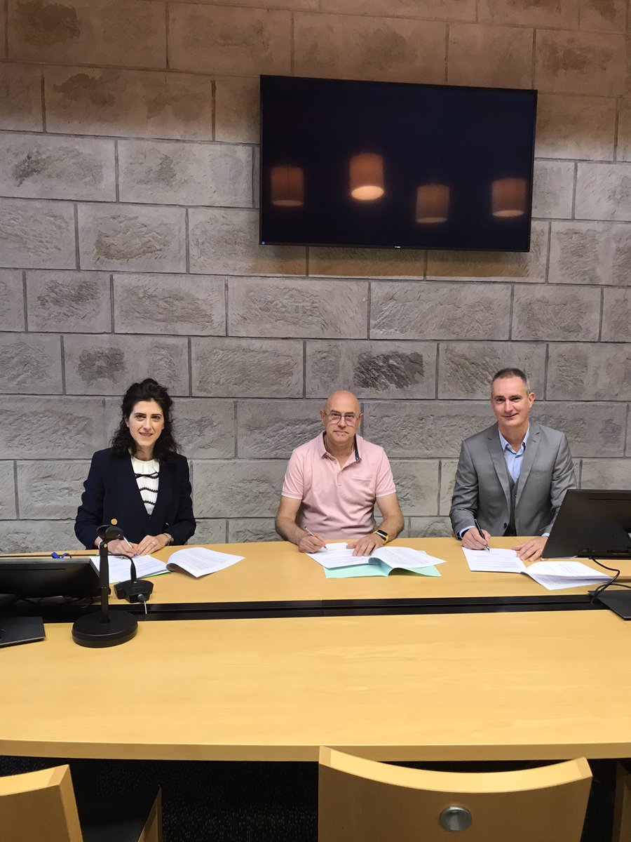 PR_Brive's tweet photo. 🖌 Signature ce jour du protocole de signalement des victimes de violences conjugales associant les parquets de Brive et de @ProcureurTulle et l’ordre des masseurs kinésithérapeutes de la #Corrèze #CNOMK #Signalement #VIF https://t.co/qEEXksQQ58