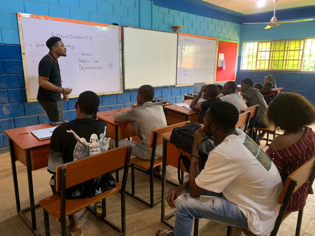 Inspire_Graphix's tweet photo. We had @toforji come teach our kids how to thrive and position in their different niches on the 5th day of our camp. https://t.co/75gK5LgJyn