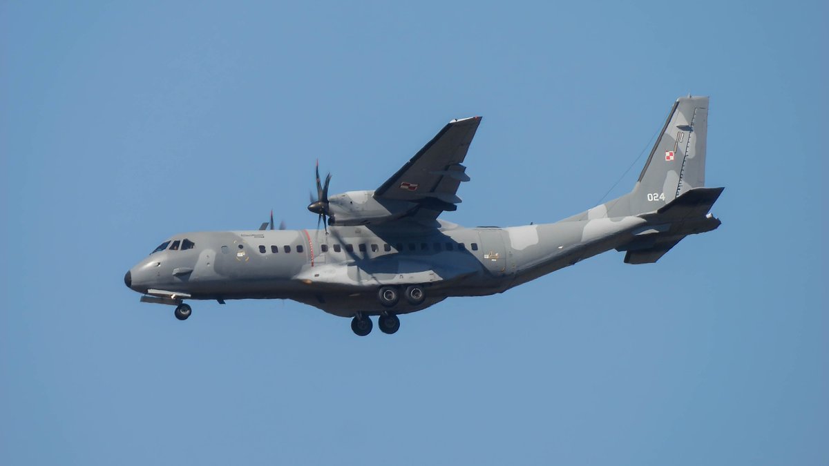 EHEH_Spotter's tweet photo. Welcome to #FalconLeap #Falconleap2022 (#day2 from the backyard)
๐ณ๐ฑRNLAF C-130H Hercules G-273 & G-781 as flight #ROGUE11/#ROGUE12
๐ฎ๐นItalian Air Force C-130J Hercules MM62179 as flight #ROGUE13
๐ต๐ฑPolish Air Force CASA C-295 M 024 as flight #PLF038
#NLspot https://t.co/4zWLd9iwkG