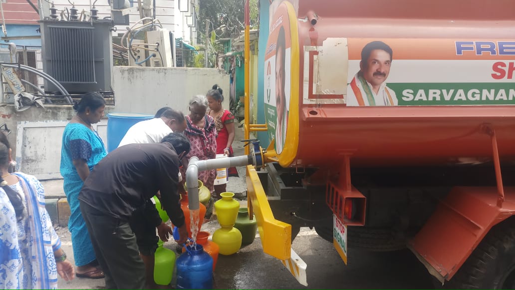 KJGeorgeOffice's tweet photo. #SarvagnaNagarConstituency:
As directed by MLA Shri. @thekjgeorge, MLA Office Officials supplied Free Water tanker to Channappa Lane and ITC Colony in #MSNagar Ward.
This will help residents as water supply was disrupted due to flooding of BWSSB pumping stations. #WeWorkForYou https://t.co/DtQBIv1aoy
