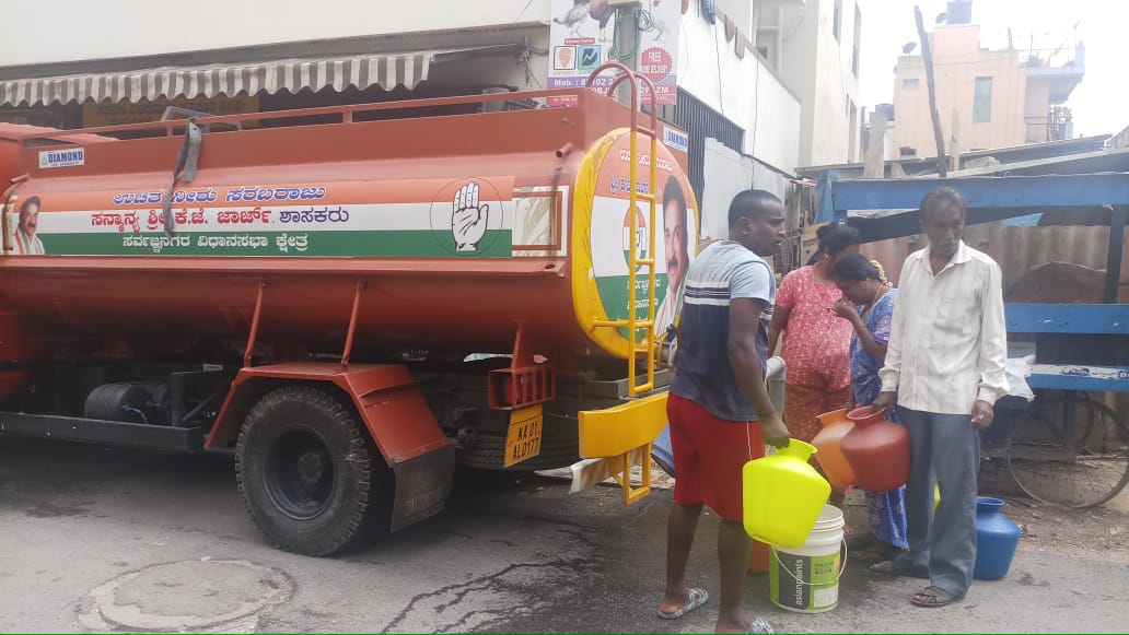 KJGeorgeOffice's tweet photo. #SarvagnaNagarConstituency:
As directed by MLA Shri. @thekjgeorge, MLA Office Officials supplied Free Water tanker to Channappa Lane and ITC Colony in #MSNagar Ward.
This will help residents as water supply was disrupted due to flooding of BWSSB pumping stations. #WeWorkForYou https://t.co/DtQBIv1aoy