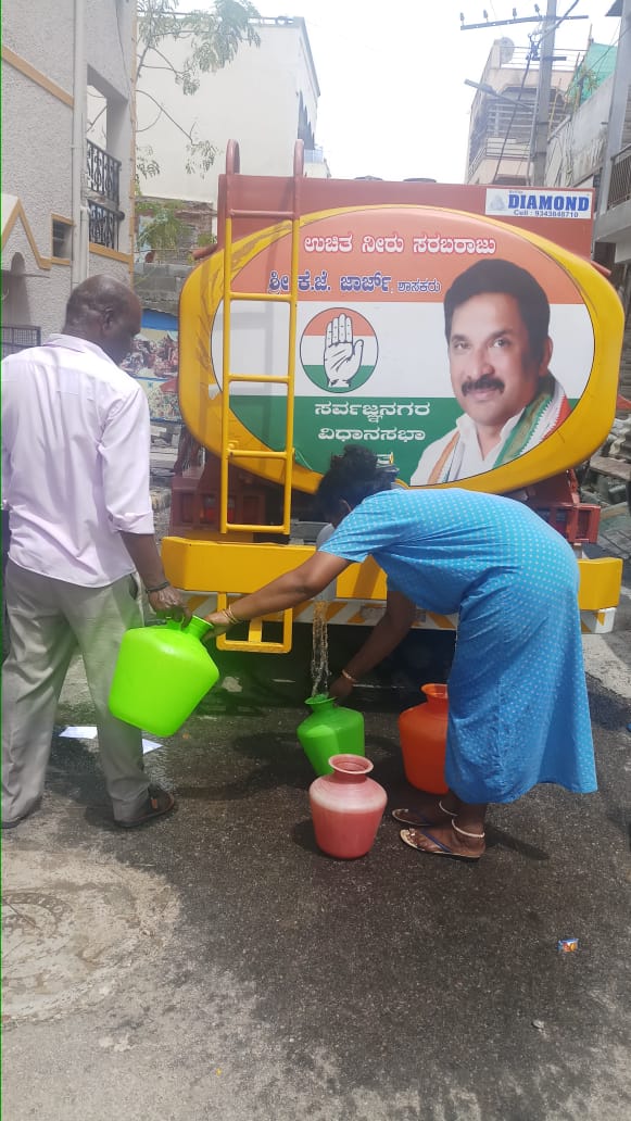 KJGeorgeOffice's tweet photo. #SarvagnaNagarConstituency:
As directed by MLA Shri. @thekjgeorge, MLA Office Officials supplied Free Water tanker to Channappa Lane and ITC Colony in #MSNagar Ward.
This will help residents as water supply was disrupted due to flooding of BWSSB pumping stations. #WeWorkForYou https://t.co/DtQBIv1aoy