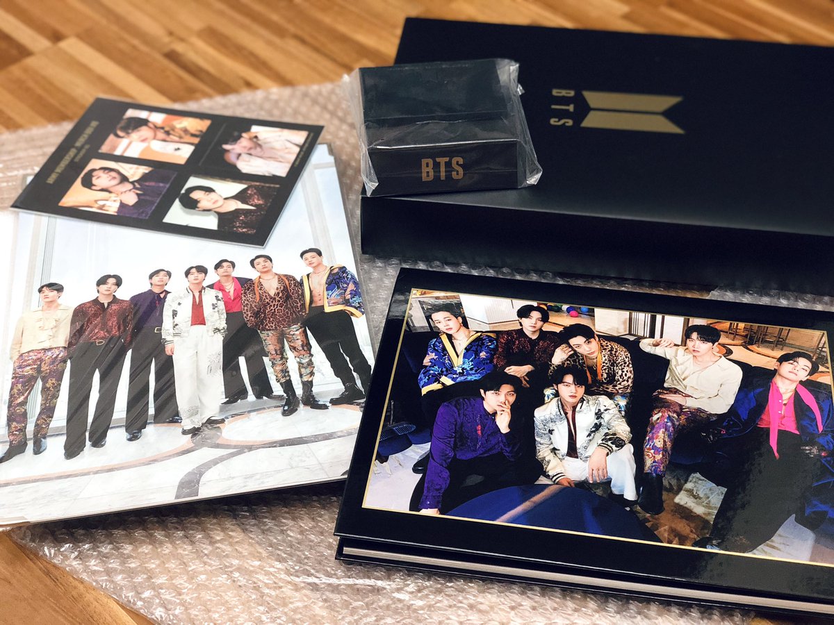 evalilycoco's tweet photo. 順利湊到三批貨4.9kg
終於從韓國運回來了

回憶錄第一次買數位版
撇開數位影片根本相片集😍
內容雖豐富但size不小
與以往的藍光版無法整齊排列
看來又要集體乾坤大挪移了😅

#8號會員禮
#2021回憶錄
#PROOF週邊
#開箱很忙 https://t.co/5xghmy9X09
