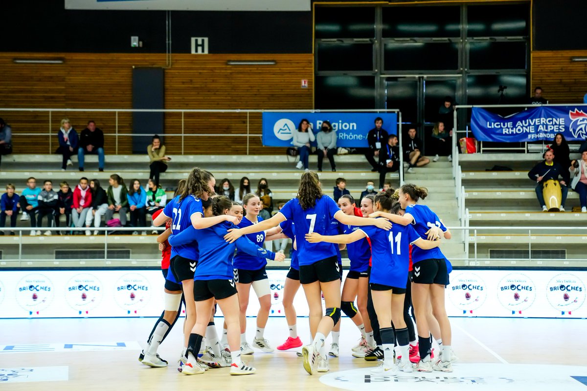 ffhandball's tweet photo. Toutes et tous doivent avoir une égalité d’accès à la pratique et à ses vertus. 
Le handball est un espace dans lequel les considérations d’âge, de sexe, d’ethnie ou de religion n’ont pas lieu d’être. 
L’innovation sociale se met au service d’un handball accessible ! 🤝🤾‍♀️ https://t.co/46HisR2PS9