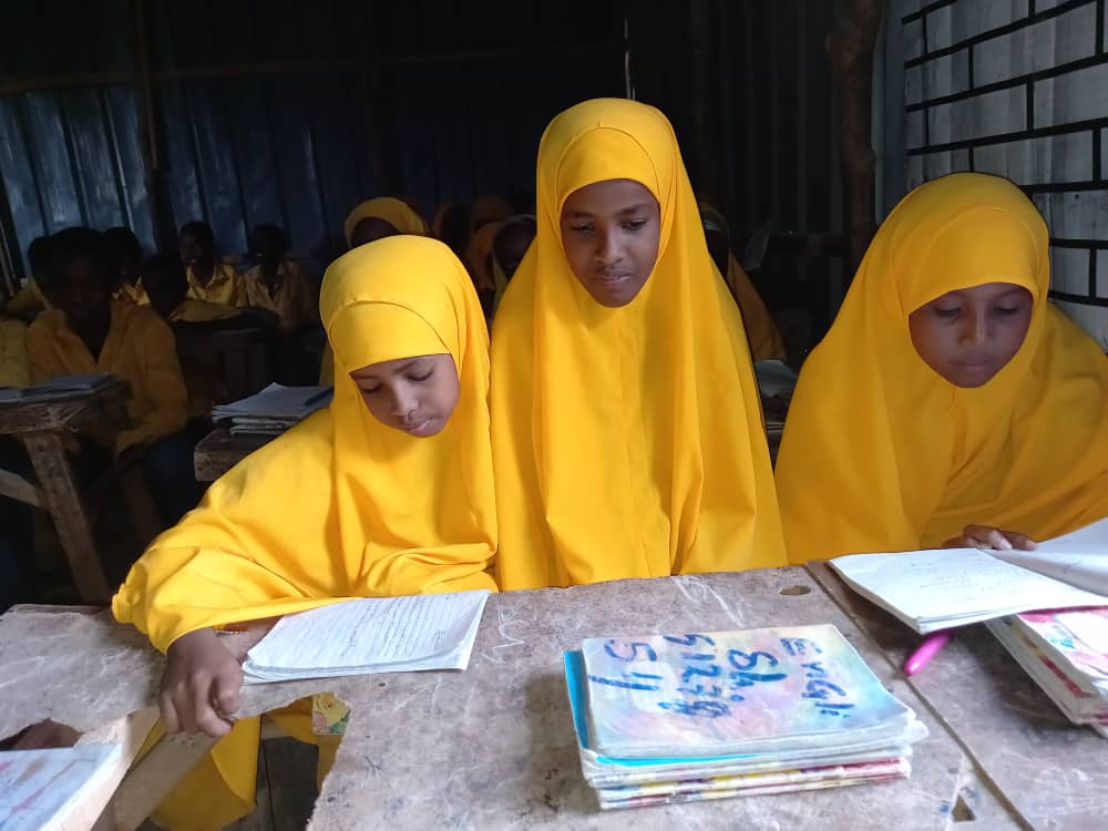 onesomalifdn's tweet photo. One Somali Foundation is working with Saddehburod Students Union to help support their school for young children in Buurhakaba, Somalia with better education and facilities. Please support in any way you can. Fundraiser link in bio #charity #school #education #somalia #donate https://t.co/VDYfFnhuiA