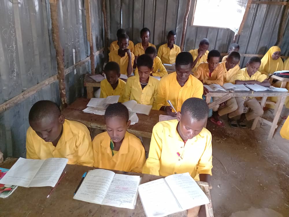 onesomalifdn's tweet photo. One Somali Foundation is working with Saddehburod Students Union to help support their school for young children in Buurhakaba, Somalia with better education and facilities. Please support in any way you can. Fundraiser link in bio #charity #school #education #somalia #donate https://t.co/VDYfFnhuiA