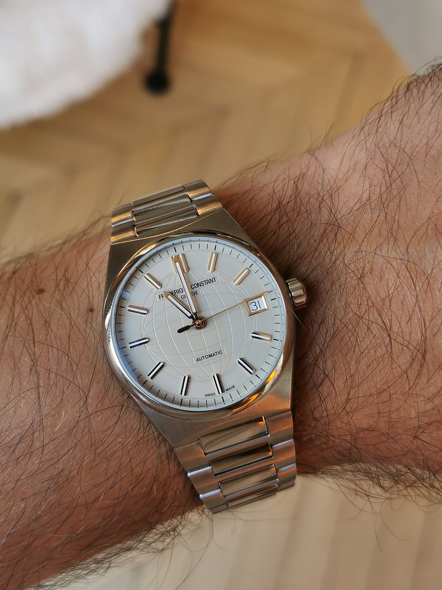 BelleMecanique_'s tweet photo. Présentation des nouveautés #FrederiqueConstant ce matin

Avec ces #Highlife en 34mm et Calibre automatique

Bracelet intégré et cadrans colorés

Ba... J'aime beaucoup 😁 https://t.co/wI2eFG5Dqd