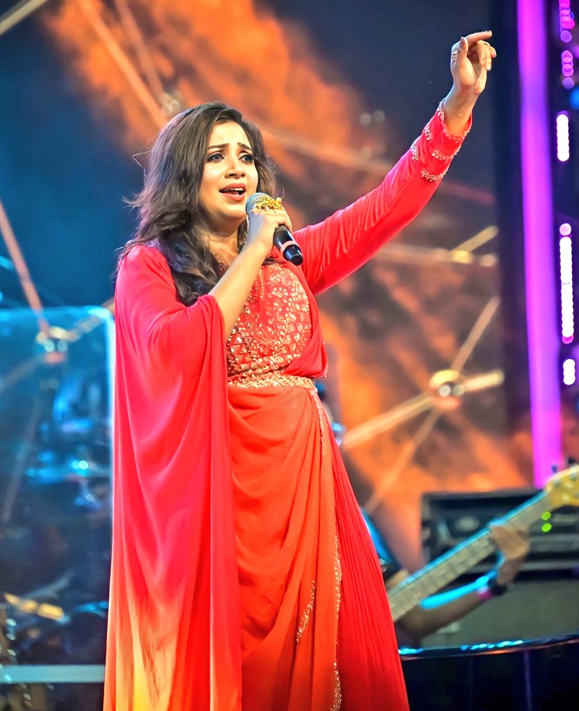 Sush36068856's tweet photo. Shreyaghoshal's Live Concert Clicks 😍💥💥
. 
@shreyaghoshal
. 
#Bengaluru #liveclicks #ShreyaGhoshal #Teamshreya #SGFamily https://t.co/27cPFQdIIH