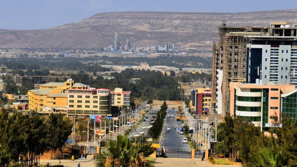 ሰበር!
መቀሌን ጨምሮ ዋና ዋና የትግራይ ከተሞች ከበባ ውስጥ መሆናቸውን ተከትሎ የህወሓት አመራሮች ባሉባቸው አካባቢዎች በሰማይና በምድር ልዩ ክትትል እየተደረገ ይገኛል። ይሁን እንጂ ወታደራዊ ሚስጥር ከመሆኑ አንፃር ዝርዝሩን ከመፃፍ እቆጠባለሁ።