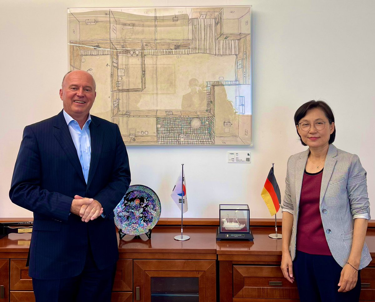 koschyk's tweet photo. Herzlichen Dank Frau Botschafterin Dr. Hyun Ock Cho @KorAmbDE für den interessanten Austausch über den Stand und die Perspektiven der deutsch-koreanischen Beziehungen 🇩🇪🇰🇷 https://t.co/lEU6D0tDj9