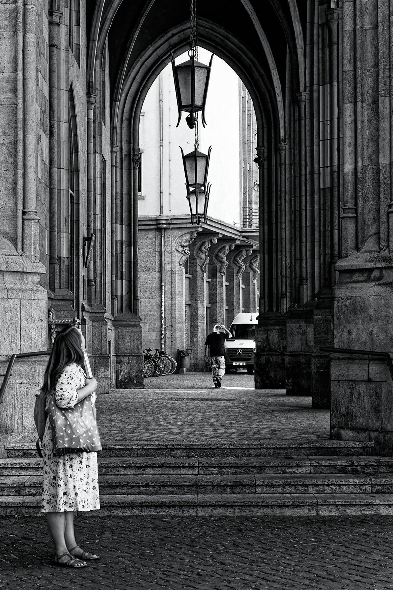 On picture, two different worlds. Erfurt - Germany. #georgbernoff #raw_bnw #raw_europe #raw_photography  #raw_community #bnw #picas_bnw #picasstreet #documentaryphotography #travelphotogaphy #lensculture #monochrome #streetphotography #visual_bnw #canon #canoneurope