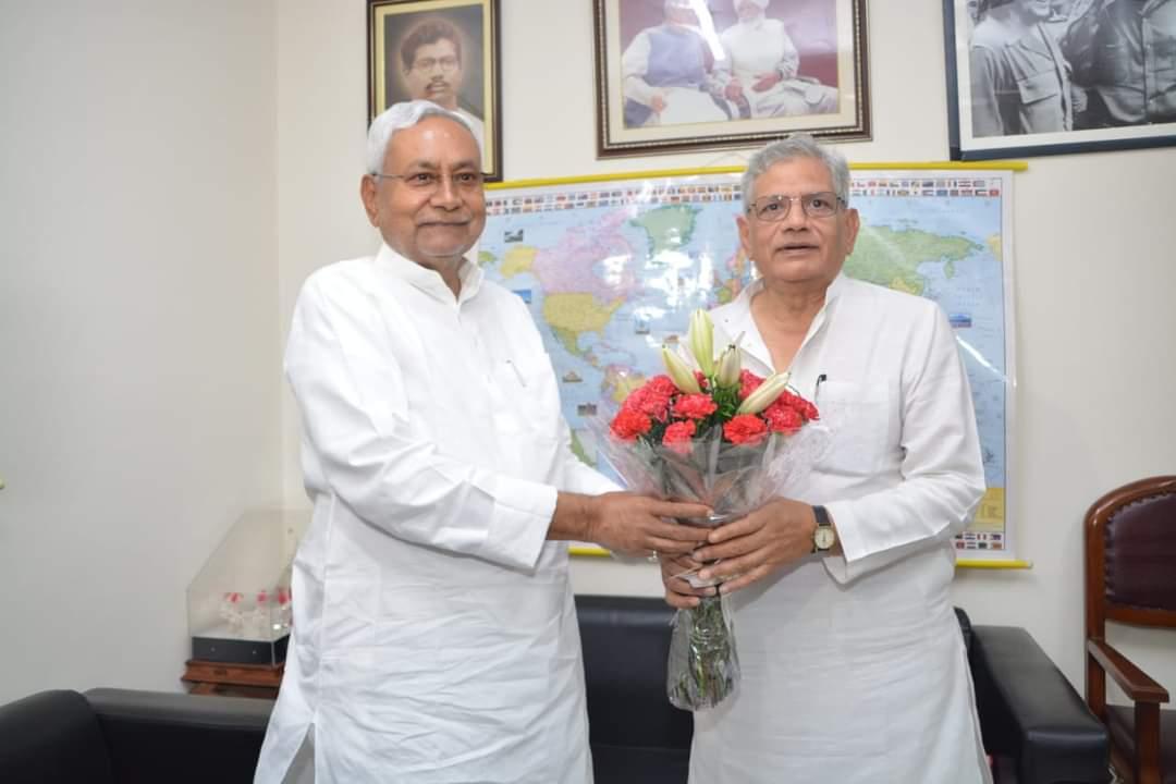 Y_VIKRAMKMM's tweet photo. మర్యాదపూర్వకంగా సీపీఎం పార్టీ జాతీయ నేత ఏచూరి ను కలిసిన బిహార్ ముఖ్యమంత్రి నితీష్ కుమార్...
#YVikram https://t.co/dbJY4TnXr0
