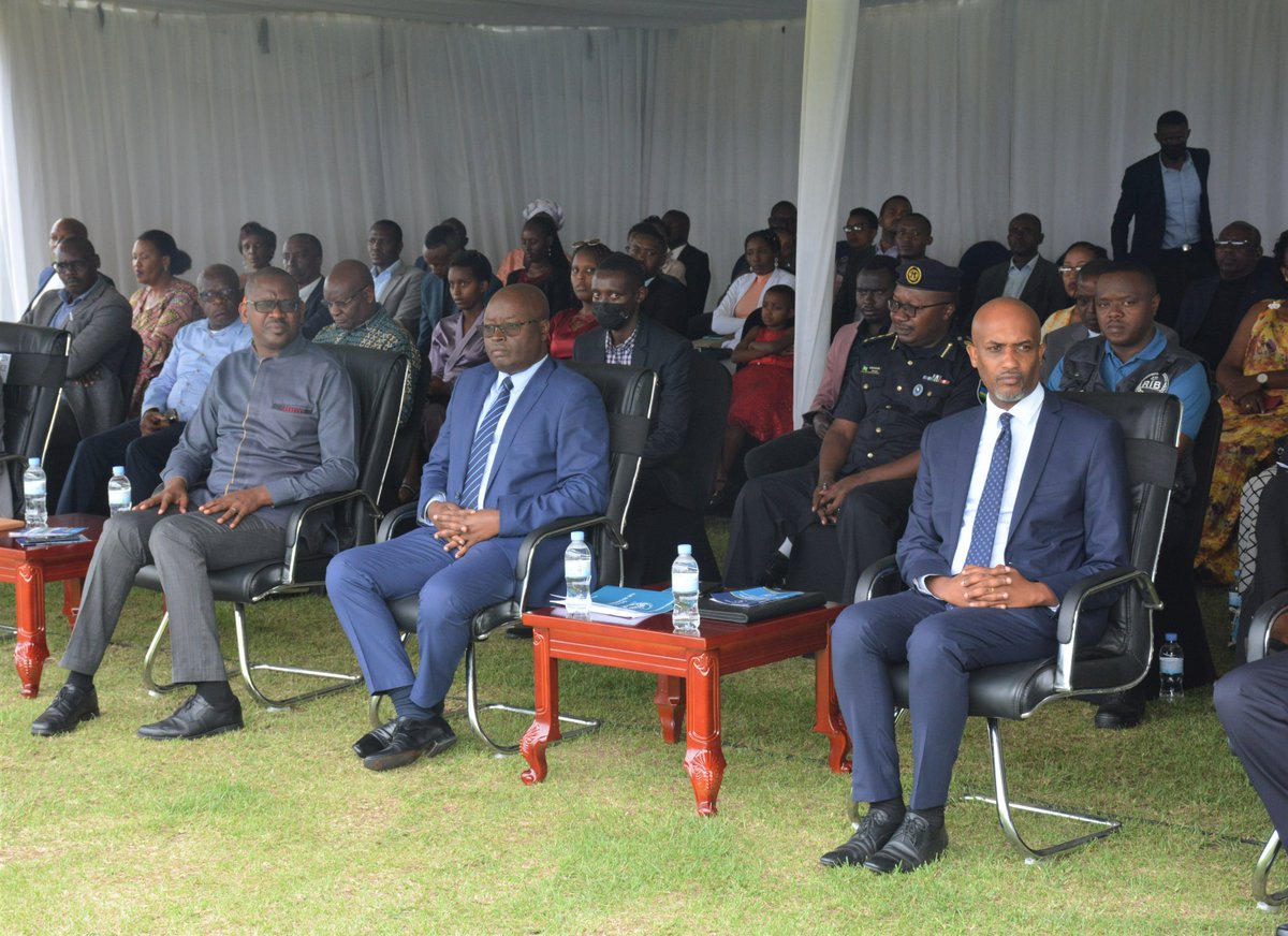 RIB_Rw's tweet photo. Birimo Kuba: Minisitiri w’Ubutabera akaba n’Intumwa Nkuru ya Leta, @eugirashebuja1 ari kumwe n’Umunyamabanga Mukuru wa RIB @JRuhunga,ayoboye igikorwa cyo gusoza amahugurwa y’ibanze y’Ubugenzacyaha ku banyeshuri 135 mu Ishuri rikuru rya Polisi y’Igihugu mu Karere ka #Musanze. https://t.co/OqPSWYCs7F