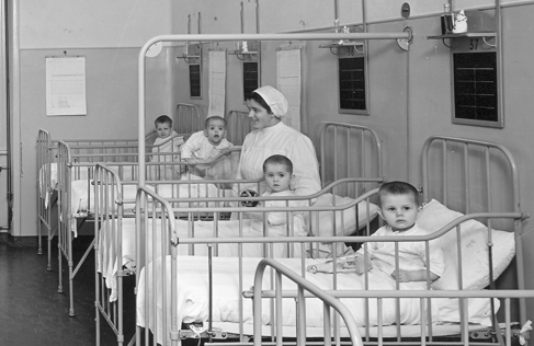 policlinicoMI's tweet photo. Scatti di un tempo. Direttamente dal nostro Archivio storico. Anni '30 - I bambini in cura nella Pediatria della Clinica De Marchi.
#Museo #ITesoridellaCaGranda #PoliclinicoMi #CaGranda #ClinicaDeMarchi #DeMarchi #Pediatria https://t.co/mapq2SmpRs