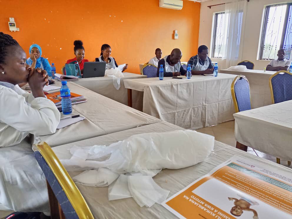 GAIN_TANZANIA's tweet photo. Today @GAIN_TANZANIA is facilitating Training on flour fortification monitoring to region and district food inspectors.Both quantitative (iCheck Iron) and qualitative (Iron spot test)Methods will be covered using maize flour samples from SMEs in the region. https://t.co/8YW3NVoHCJ