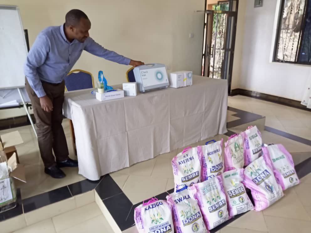 GAIN_TANZANIA's tweet photo. Today @GAIN_TANZANIA is facilitating Training on flour fortification monitoring to region and district food inspectors.Both quantitative (iCheck Iron) and qualitative (Iron spot test)Methods will be covered using maize flour samples from SMEs in the region. https://t.co/8YW3NVoHCJ