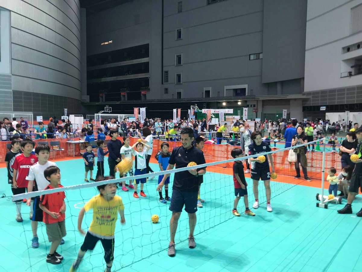 frontale_staff's tweet photo. 【9/10 #抱きしめタイ まであと4日】
タイを起源とする東南アジアの人気スポーツ、セパタクロー体験会を開催します🇹🇭
セパタクロー日本代表選手が優しく丁寧に教えてくれるため、初心者の方でも心配なし!　ぜひセパタクローの面白さをご体感ください‼️
【プロモ】#川崎F広島 #ฟรอนตา��ล่ #frontale https://t.co/dor16fYzAr
