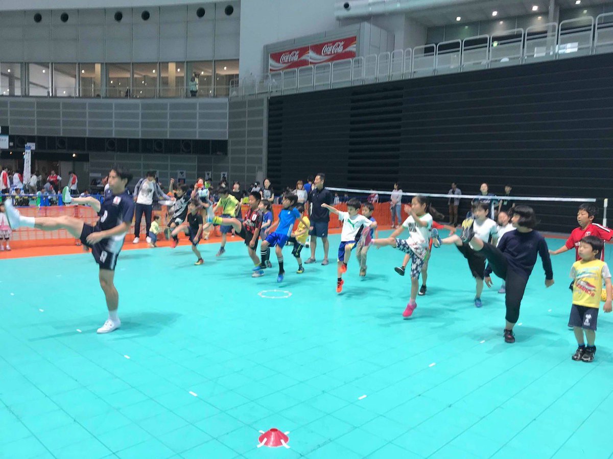 frontale_staff's tweet photo. 【9/10 #抱きしめタイ まであと4日】
タイを起源とする東南アジアの人気スポーツ、セパタクロー体験会を開催します🇹🇭
セパタクロー日本代表選手が優しく丁寧に教えてくれるため、初心者の方でも心配なし!　ぜひセパタクローの面白さをご体感ください‼️
【プロモ】#川崎F広島 #ฟรอนตา��ล่ #frontale https://t.co/dor16fYzAr