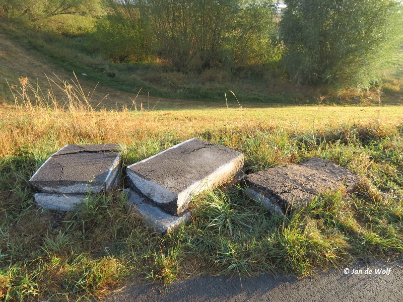 Even een #stukje #asfalt uit de weg halen op de #dijk in #Druten en dan maar aan de kant van de dijk #gooien en laat hier maar lekker liggen !!!!
Er kan nog meer bij <a href="/gemeentedruten/">Gemeente Druten</a>