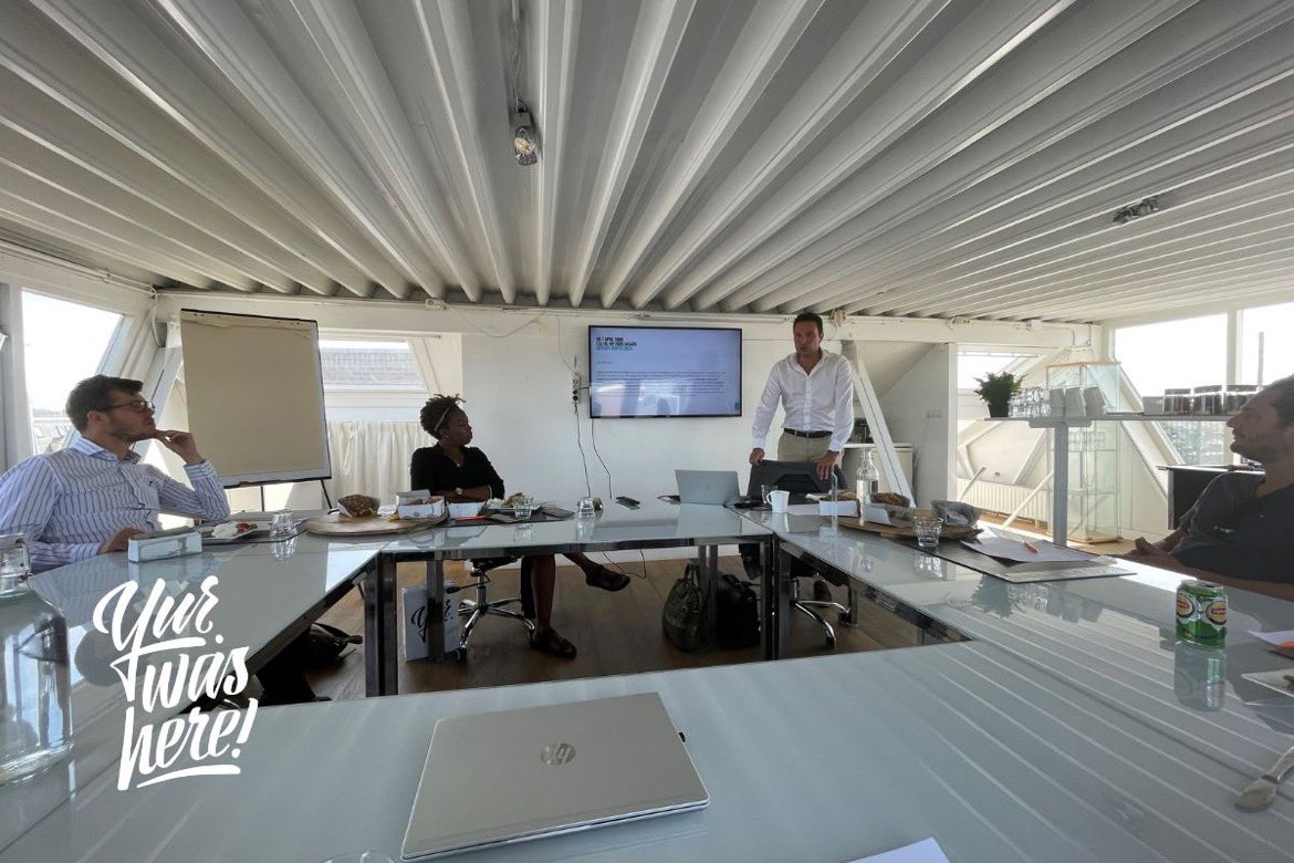 Yur was here! Vorige week was ik in #Amsterdam om een kennissessie te leiden voor 8 vastgoedmanagers van Woningstichting Eigen Haard.

Doel was om handvatten te geven aan de grooteigenaar in de #VvE over wanneer de #splitsingsakte moet worden gewijzigd. 

#vastgoed #advocaat