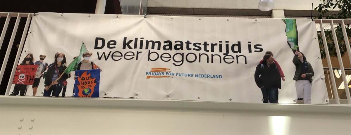 ForFutureRM's tweet photo. Een nieuw schooljaar, een nieuwe start voor #klimaatrechtvaardigheid! Dit jaar zijn we goed begonnen met een bannerdrop op #agoraroermond https://t.co/7A9otDVt2B