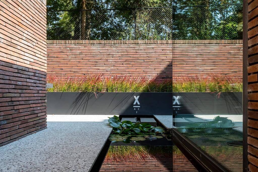 Xactarchitecten's tweet photo. Ons kantoor met buiten patio #waterpartij #onderdegrond #rustgevend #heerlijkwerken #infinitum #vandemoortel #terrazo #stone #grigiovenato https://t.co/ASA5skhGM8