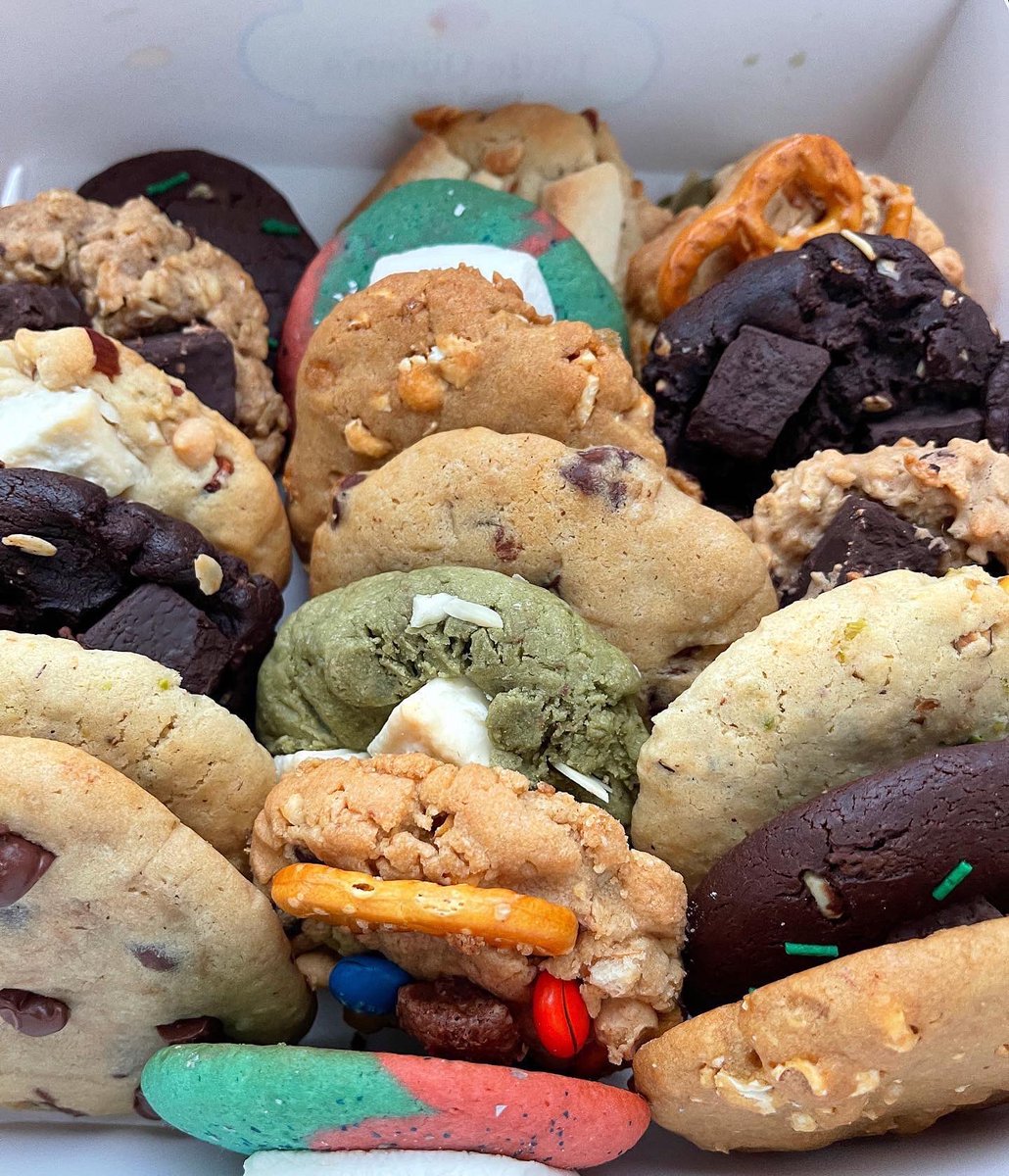 maloueudela's tweet photo. My kind of weights! Two boxes of assorted cookies from #LittleQueens in #Bacolod #6100. I first tried their super yummy and unique cookies when I was volunteering for the #LeniKiko campaign last year. https://t.co/zN58sS6HsA