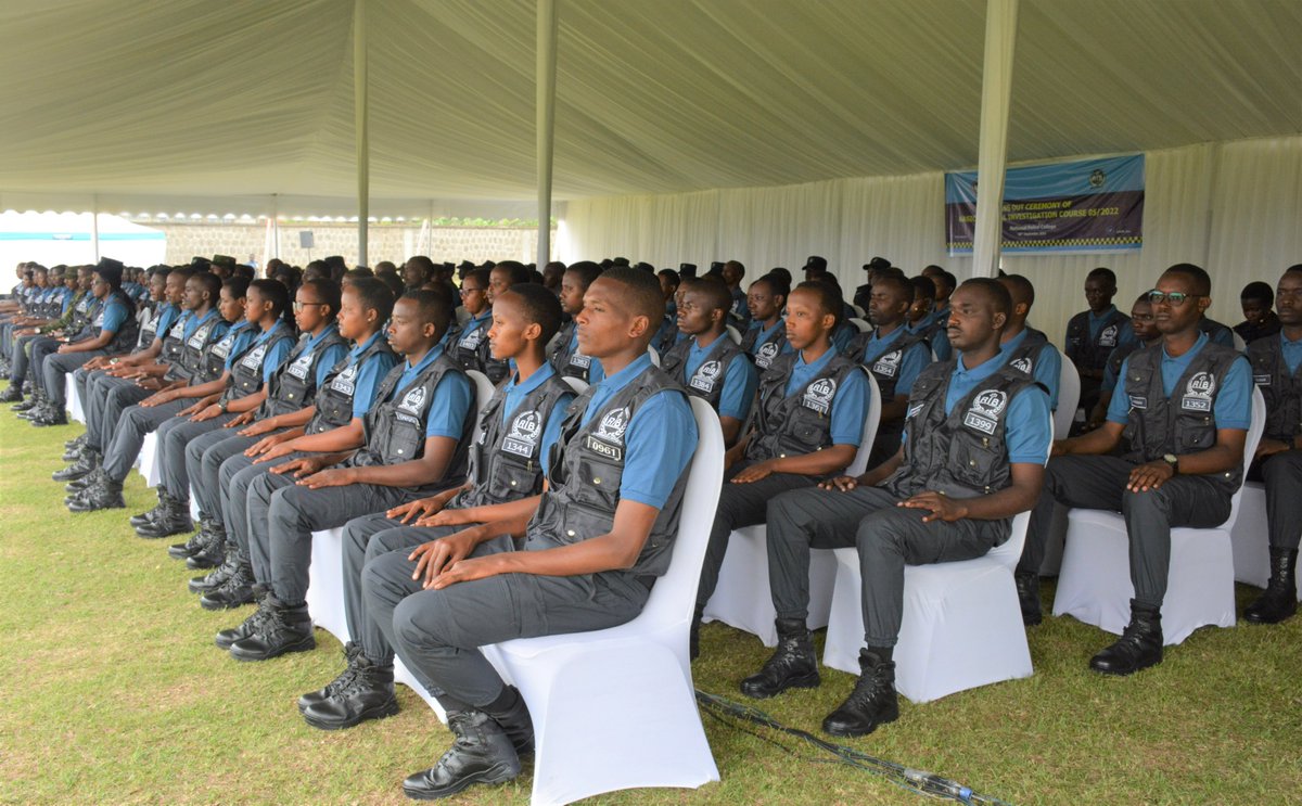 RIB_Rw's tweet photo. Birimo Kuba: Minisitiri w’Ubutabera akaba n’Intumwa Nkuru ya Leta, @eugirashebuja1 ari kumwe n’Umunyamabanga Mukuru wa RIB @JRuhunga,ayoboye igikorwa cyo gusoza amahugurwa y’ibanze y’Ubugenzacyaha ku banyeshuri 135 mu Ishuri rikuru rya Polisi y’Igihugu mu Karere ka #Musanze. https://t.co/OqPSWYCs7F