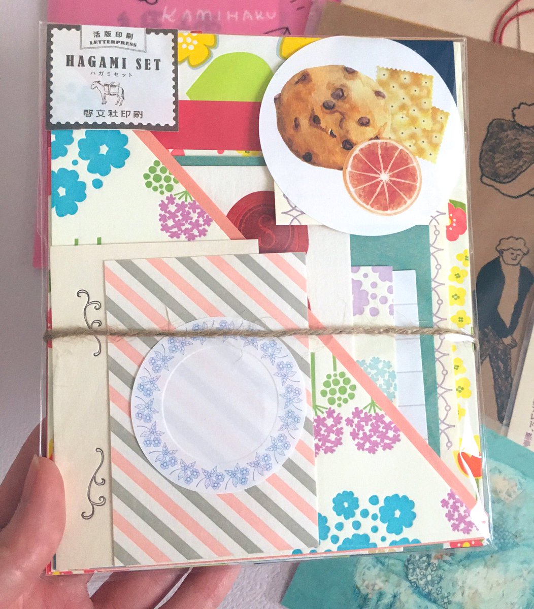 こうやって色んな紙ものがパッケージされてる状態が好き…(デザインのひきだしの付録とか)
なので開封できない、、したけど😂 https://t.co/FcU9rZI3p2