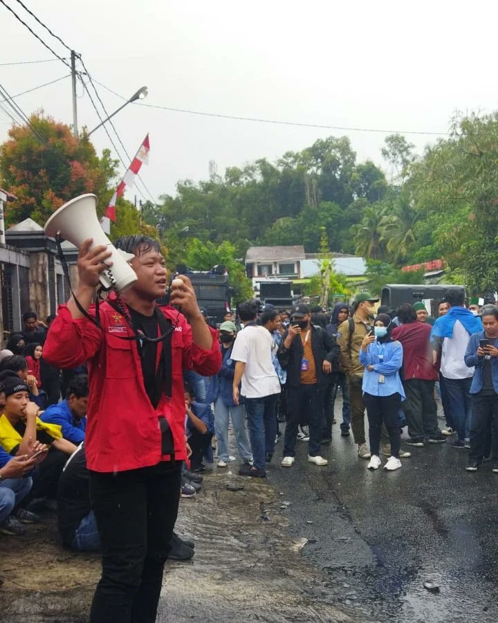 LMND_Tarakan's tweet photo. Aksi Aliansi Sedarah (September Berdarah) Tarakan, 5 September 2022)

Negara yang kaya, dimiskinkan karena kebijakan

#LMNDTolakKenaikanBBM 
#lawan #lmnd https://t.co/VbmxyhfNFe