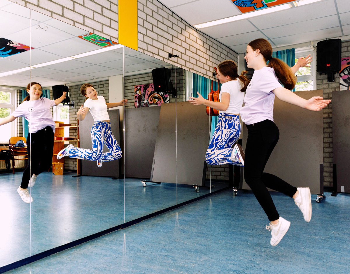 ** Wij staan weer te springen om te beginnen **
De deuren zijn weer geopend, de fietsenstallingen gevuld en de boeken kunnen weer worden gekaft 🤩 Welkom (terug) allemaal!! Laten we er samen weer een fantastisch schooljaar van maken. Fijne introductiedagen met een heerlijk ☀️