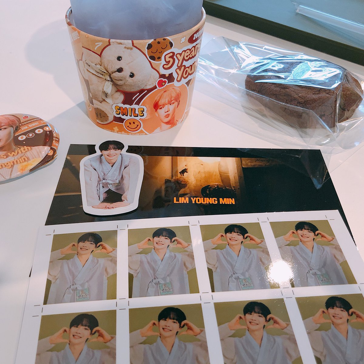 SWEETLYM_1225's tweet photo. 영민이 데뷔 5주년 축하 카페 해주셔서 감사합니다❤️
영민이 생각 많이 하는 하루가 되었어요
우리 추억이 벌써 5년이라니☺️

#5來_오래_임영민
#임영민_데뷔_5주년 https://t.co/UqMSHwUIrH