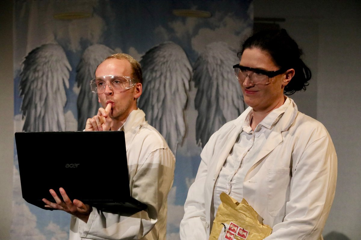 _peteredge's tweet photo. Come to the @cockpittheatre at 8pm tonight for our @teteateteopera performance of @elfynjones's The Trilobite, or the fall of Mr Williams.
A journey to Exmoor. A love triangle. A near-death experience. A lecture in geology. All played out in mid-air over 10 seconds
📸@claireshov https://t.co/pM8NMuZkF6