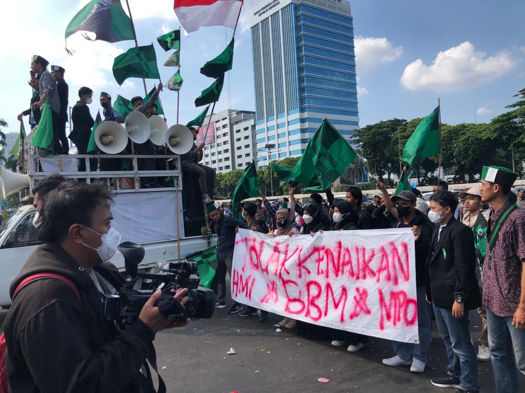suarahimpunan's tweet photo. Aksi Penolakan Kenaikan Harga BBM oleh Himpunan Mahasiswa Islam Majelis Penyelamat Organisasi (HMI MPO) di Patung Kuda, Selasa (6/September/2022).

YAKUSA 💚🖤

#HMIMPO #HijauHitam #HMIMPOTolakKenaikanBBM #BBMBersubsidi #AksiBBM https://t.co/C9y6venFYo