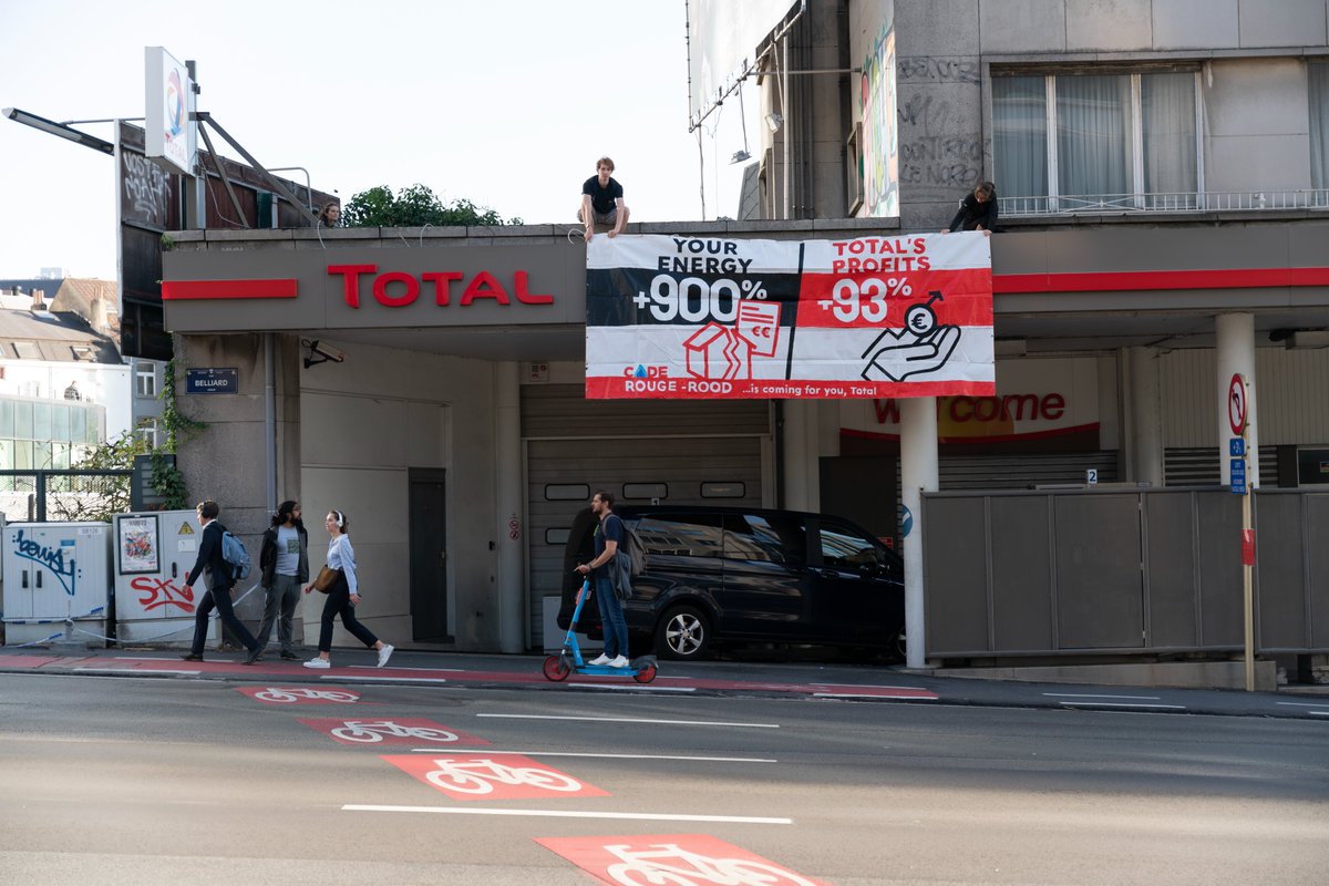 Youth4ClimateBE's tweet photo. Météo extrême, factures de carburant et d'énergie élevées, ... Notre dépendance à l'égard des combustibles fossiles a un prix élevé.
Le géant fossile Total s'en tire à bon compte et réalise des profits monstres avec sa propagande mensongère 😡. #Coderoodrouge https://t.co/NO8DlttPFV