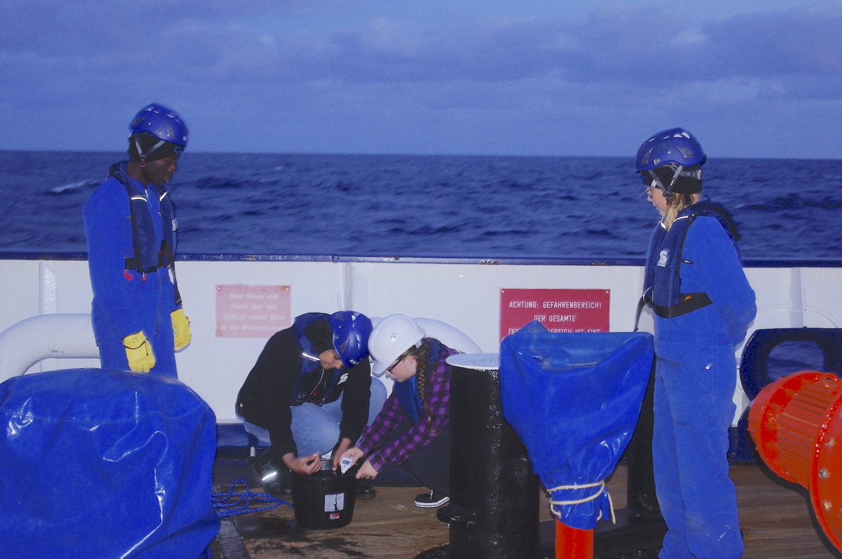 AWI_Media's tweet photo. Not just a bucket of mere seawater. Teeming with life: we found 1.5 million bacteria per ml, so 21 billion in our bucket! A “wow” from the microbiologists on board #Polarstern #NoSoAT
@AWI_Media
@POGO_Ocean
@NipponZaidan
@UNOceanDecade
@ocean_training
@NfPogoCoE
@helmholtz_en https://t.co/72NBg92sFt