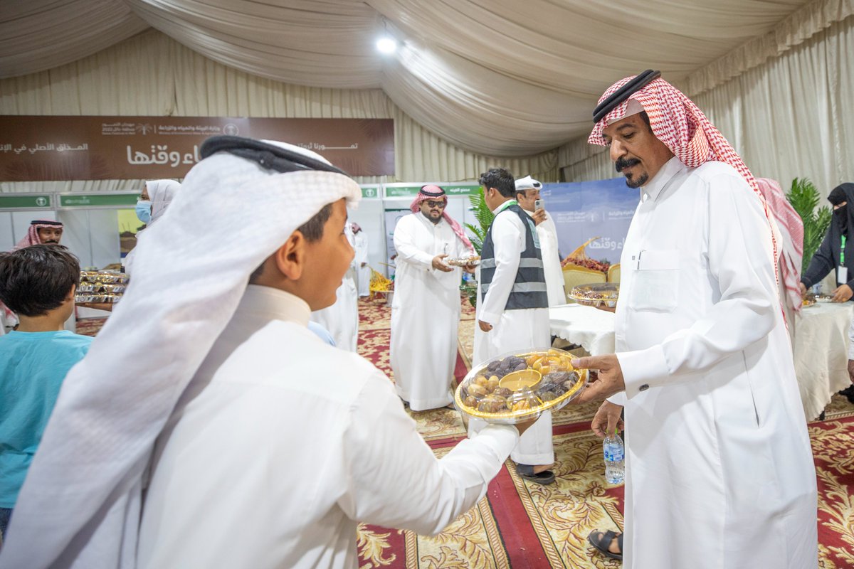 Moh4880's tweet image. في بادرة كريمة وغير مستغربة يشكر عليها لمحل أبو مرزوق للتمور أ.نخيلان الاسلمي تم توزيع اكثر من ٢٠٠ صحن من التمور و اكبر صحن من تمور المنطقة يتوسط خيمة المهرجان ضيافةً لزوار #مهرجان_تمور_حائل 🫘 
'
#محمد_الخمسان 📸