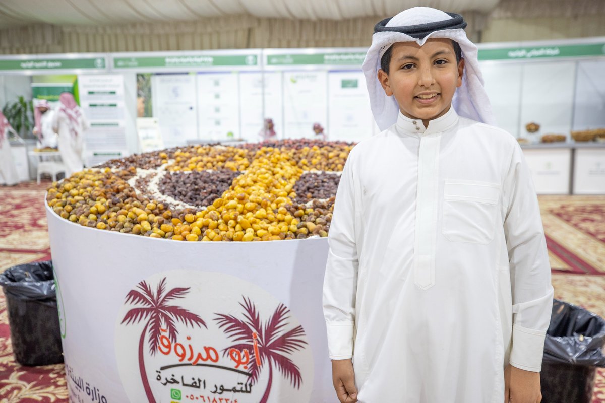 Moh4880's tweet image. في بادرة كريمة وغير مستغربة يشكر عليها لمحل أبو مرزوق للتمور أ.نخيلان الاسلمي تم توزيع اكثر من ٢٠٠ صحن من التمور و اكبر صحن من تمور المنطقة يتوسط خيمة المهرجان ضيافةً لزوار #مهرجان_تمور_حائل 🫘 
'
#محمد_الخمسان 📸